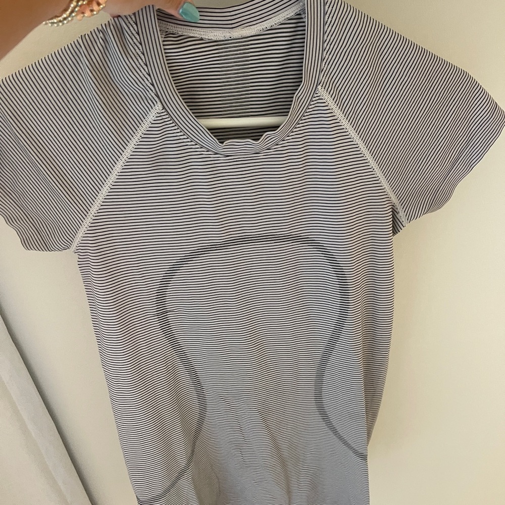 Lululemon swiftly tech 2.0 shirt black stripe size 4